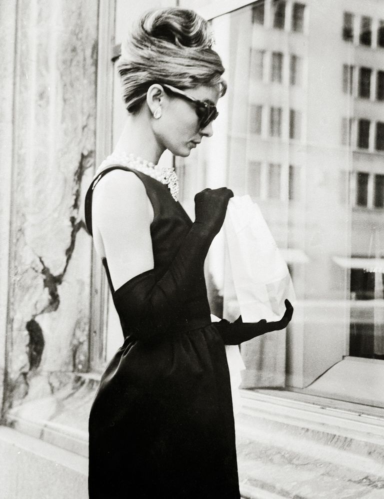 <p>El clásico que nunca pasa de moda, el vestido negro, perfecto para emular un estilo tan icónico como el de&nbsp;<strong>Audrey Hepburn.</strong></p>