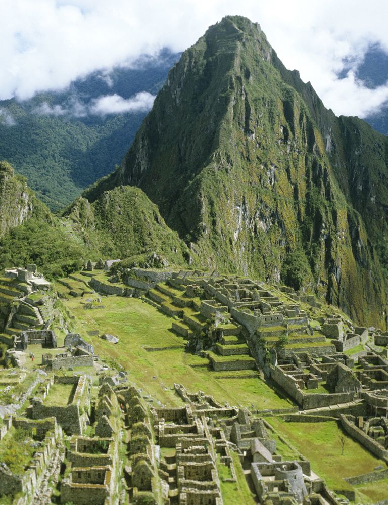 <p>La ciudadela de Machu Picchu es obra del Imperio Inca, se construyó a mediados del siglo XV y desde 1983 es Patrimonio de la Humanidad por la Unesco. Aguas Calientes es el poblado que da acceso a la ciudadela y a este punto sólo se puede llegar en tren. Si tienes pensando viajar en temporada alta (julio y agosto) es mejor que compres tu entrada con antelación a través de su <a href="http://www.machupicchu.gob.pe/" target="_blank">web</a>. ¿La última moda entre los turistas? Posar completamente desnudo en estas ruinas y después compartir la imagen en las redes sociales.</p>