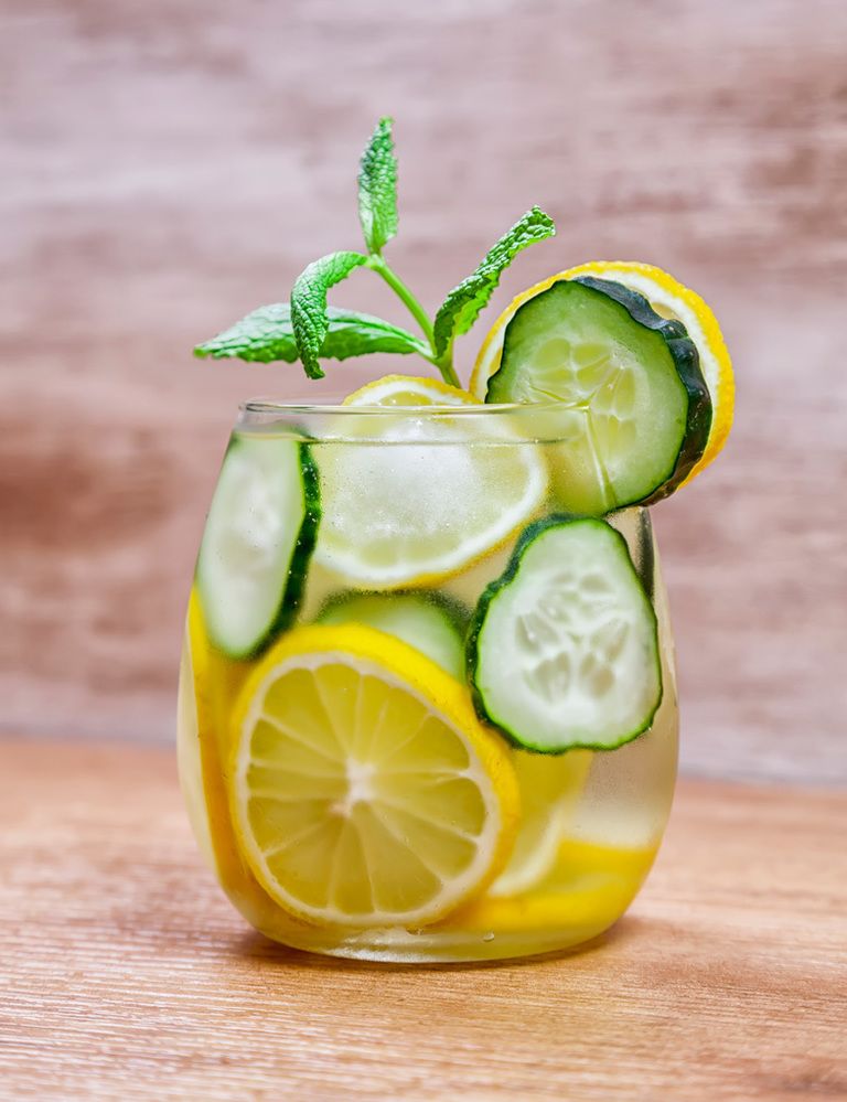 <p>El limón combinado con la menta y el pepino cumplen la función de regular tu metabolismo y producen un efecto adelgazante, además la menta te ayuda a regular tu digestión. Necesitas cuatro rodajas de limón, dos rodajas de pepino y cuatro hojas de menta fresca.</p>