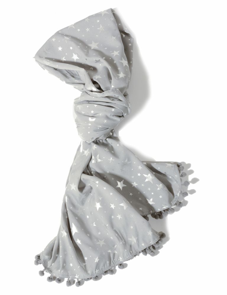 <p>Fular gris de algodón con estrellas (12,90 €). </p>