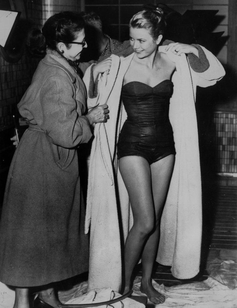 <p>Hasta en traje de baño en 1962, Grace marcaba tendencia. para este verano ya hemos visto bañadores así de todas las firmas de moda.</p>