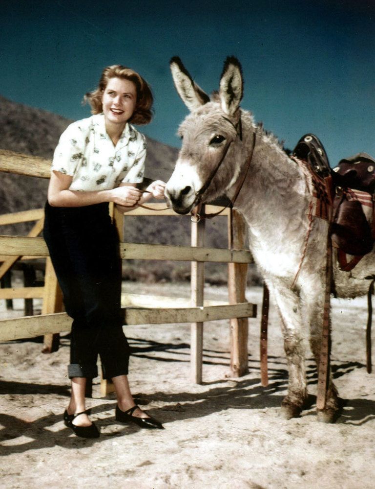 <p>En el mismo año, 1950, otra imagen que podría ser del estilo hoy denominado 'hipster': vaqueros remangados, camisa estampada y merceditas.</p>