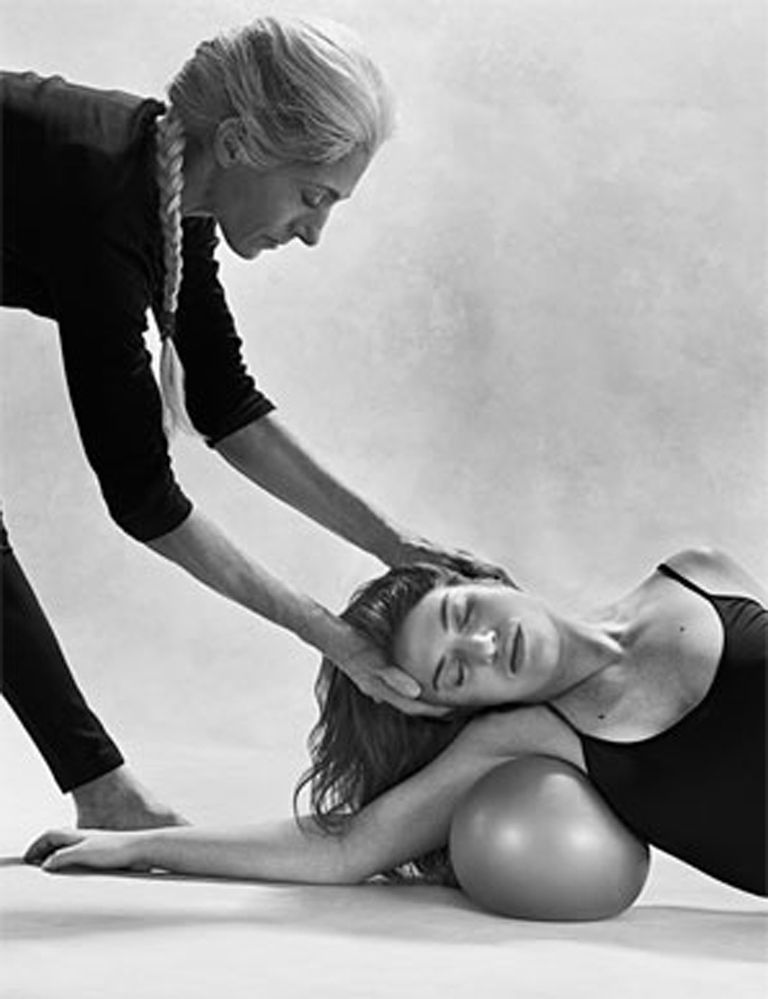 <p>Creado por Yamuna Zake, <strong>se trata de una técnica terapéutica que utiliza pelotas de diferentes tamaños</strong> que al rodar bajo el cuerpo aportan los beneficios del deporte, el masaje, la relajación y la elastificación muscular profunda. El objetivo de este método de autoconciencia corporal es crear espacio y estimular el hueso para eliminar el dolor y conseguir un cuerpo sano, joven y lleno de energía. <strong>El lema de esta gurú es “inteligencia corporal para sanar el cuerpo”. Psst.</strong> También existe el Yamuna Facial, para manos y pies. &nbsp;<a href="http://www.bodyrolling.es" target="_blank">bodyrolling.es</a></p><p>&nbsp;</p>