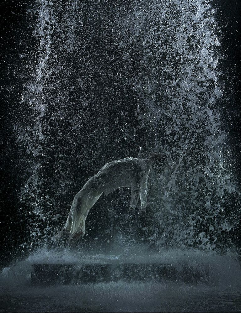 <p>
La poderosa obra del gurú del video arte <strong>Bill Viola</strong> (1951) en una ambiciosa retrospectiva en el <strong>Grand Palais de  París,</strong> la primera del artista neoyorquino en Francia. Con 30 pantallas y 20 piezas, -aquí La Ascensión de Tristán-, que exploran temas como la muerte, la vida, el tiempo, recurriendo a metáforas  tan potentes como el cuerpo, el agua,  el fuego... Poesía visual en imágenes  y sonidos que calan muy hondo.  <br /><i>París. Hasta el 21 de julio.</i> </p>