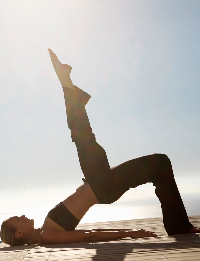 <p>Como señala Susana Vega, <strong>“si buscas un tipo de ejercicio que estilice tu cuerpo, tu respuesta es el yoga</strong>, ya que tonifica y estira los músculos, corrige la postura y te ayuda a activar el metabolismo y quemar calorías, lo que da como resultado un cuerpo atlético y esbelto”. “Incluso puede ser <strong>un entrenamiento quemacalorías si se practican estilos en movimiento</strong> y potentes físicamente como vinyasa, power yoga o ashtanga”, dice. “Además, la práctica del yoga nos ayuda a controlar nuestras emociones y a aumentar nuestro autocontrol en todos los aspectos de nuestra vida, lo que <strong>nos invita a cuidarnos más </strong>y nos permite regular nuestra posible ansiedad hacia la comida”, añade.&nbsp;</p><p>&nbsp;</p>