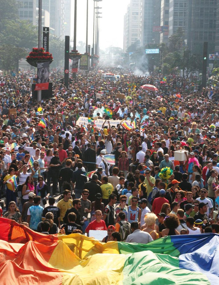 <p>
El 2 de junio prepárate para vivir una experiencia única, la Parada do Orgulho Gay, que convoca a más de 4 millones de personas y está registrada desde 2006 en el libro Guinnes por sus dimensiones. La cabalgata comienza en la Avenida Paulista, a las 12 h, y finalizará en el museo de Arte Moderno, tras recorrer 4,2 kilómetros. Seguramente, es el evento festivo más importante de la urbe, después de la celebración de los carnavales.<br />
<strong>• Lugar: Toda la ciudad (<a href="http://www.gaypridebrazil.org/" target="_blank">www.gaypridebrazil.org</a>).&nbsp;</strong><br /><strong>• Fecha: Del 30 de mayo al 3 de junio.</strong></p>