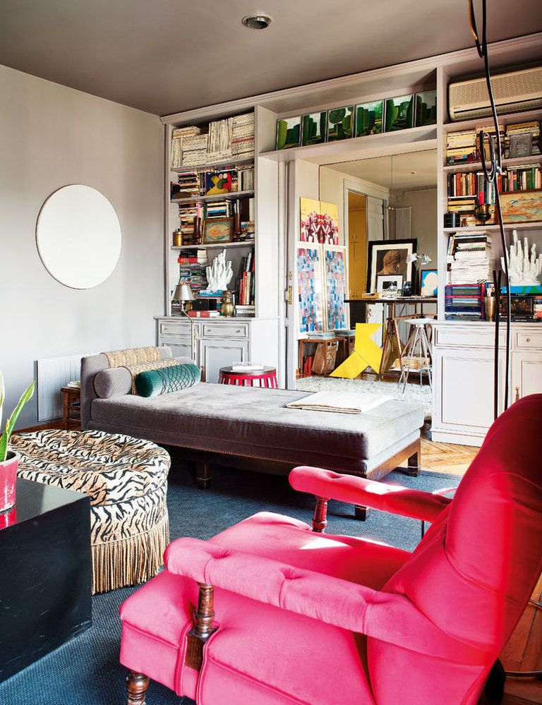 <p>Junto a un sillón adquirido en Londres y tapizado en terciopelo rojo, de Gancedo, chaise longue, diseño del decorador.</p>