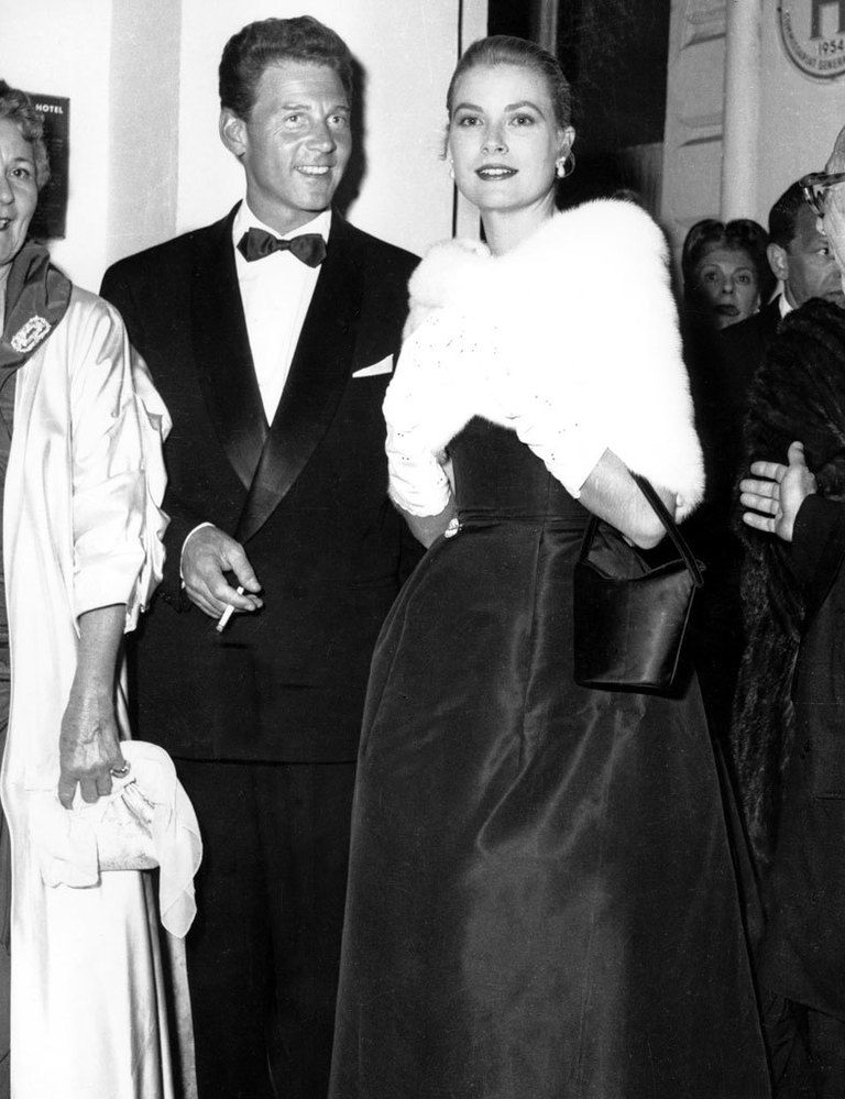 <p>Su elegancia quedó de manifiesto con una estola de piel blanca y guantes a juego, sobre un 'total look' negro. Era el año 1955 y en ese Festival de Cannes Grace conocería a su futuro marido, el principe Rainiero.</p>