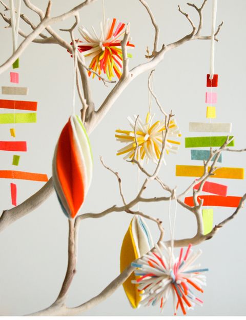 <p>El espumillón de colores pasó a mejor vida. Ahora lo que se lleva son los árboles minimal con decoraciones en fieltro, 'made in' <a href="http://www.purlsoho.com/create/2012/11/27/a-trio-of-felt-ornaments/" title="Purl Soho" target="_blank">Purl Soho</a>.</p>