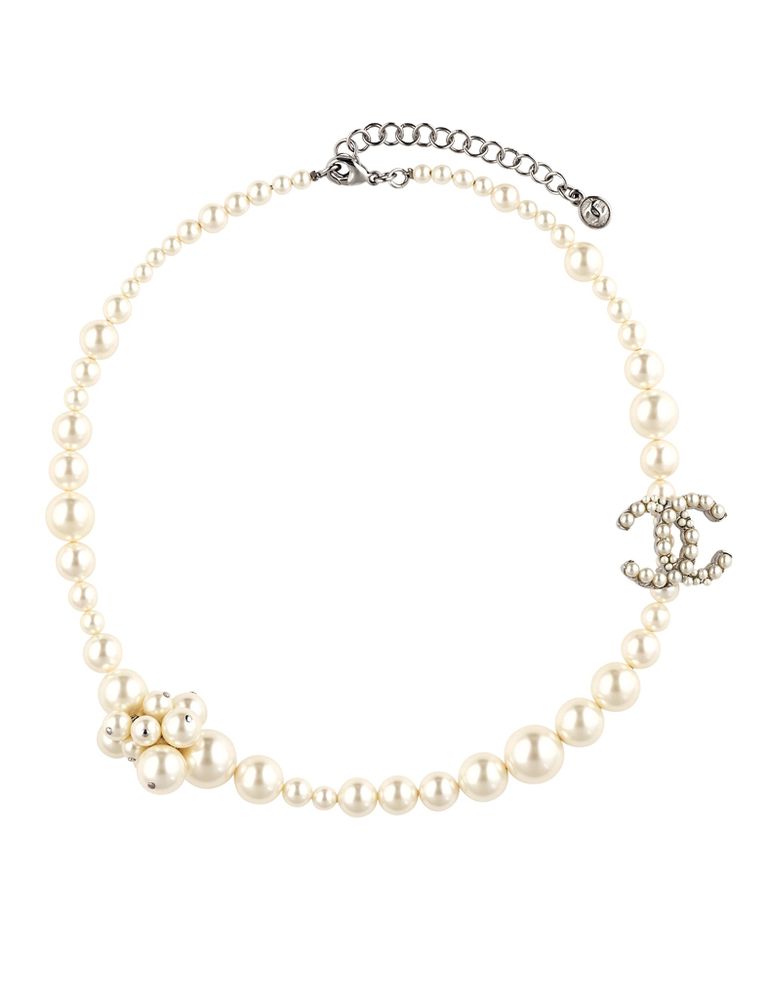 <p>Pulsera de perlas con detalle de logo de <strong>Chanel</strong> (700 €).</p>