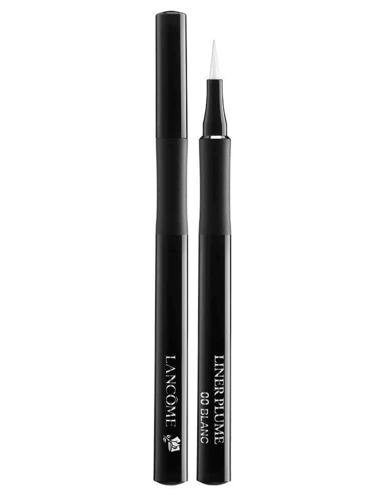 <p>El delineador Liner Plume, Eyeliner Feutre Haute Précision de Lancôme está disponible en blanco para un toque de brillo, y en negro para una mirada sofisticada.</p>