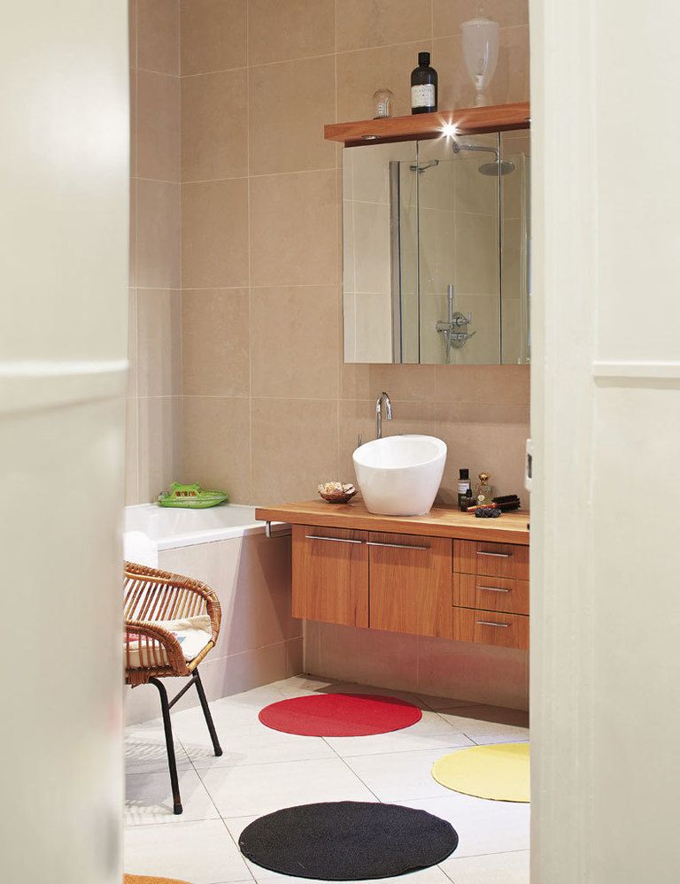 <p>En el baño, un mueble volado acoge un lavamanos exento de estética actual. En tonos claros, los revestimientos aportan mucha luminosidad.</p>
