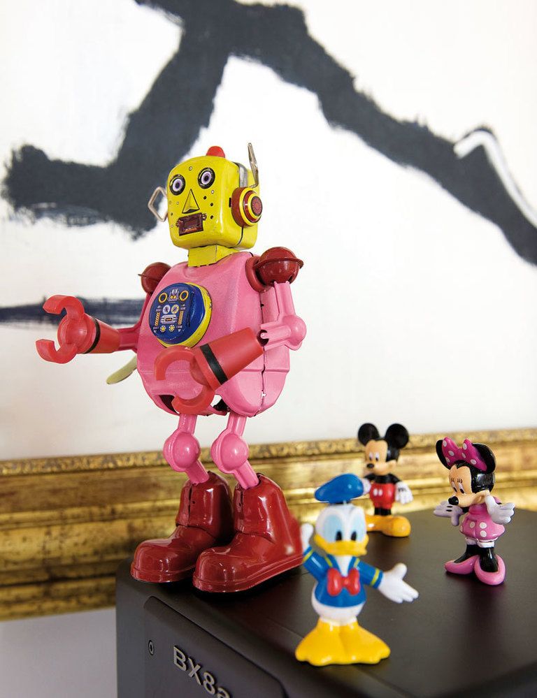 <p>Cada pieza de la casa tiene su historia. Este robot fue un regalo de cumpleaños.</p>