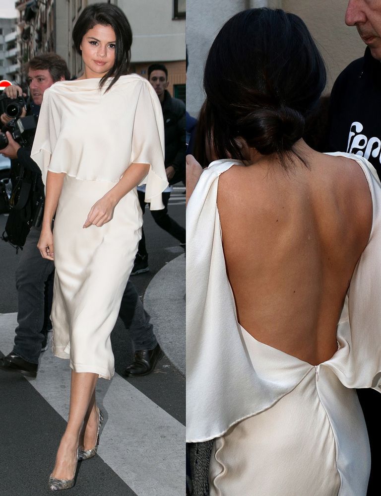 <p>Selena nos enamora con este diseño capa en blanco y espalda al aire firmado por <strong>Sybilla</strong>, combinado con salones metalizados.&nbsp;</p>