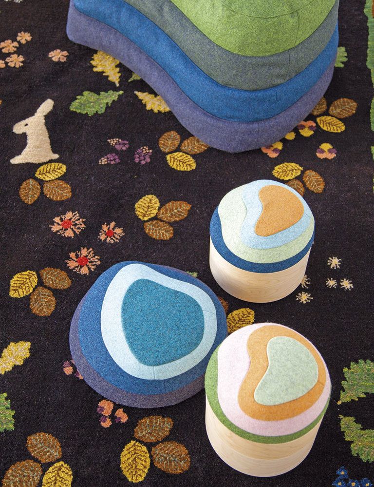 <p>Es la filosofía que inspiró a <strong>Louise Hederstrom, </strong>las cajitas <i>Patch it up,</i> la alfombra y el puf: los colores del paisaje sueco. </p>