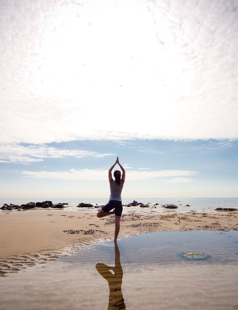 <p>Si el yoga es una de las mejores disciplinas para cuidarte, <strong>practicarlo junto al mar resulta una auténtica delicia y multiplica sus beneficios</strong>, sobre todo para tu mente y tu espíritu. Una sesión a primera o última hora del día te llenará de calma, energía y buen humor. Sin olvidarnos de todos sus efectos físicos: un cuerpo fuerte, flexible y estilizado. <strong>Después de unos días practicando yoga en la playa te sentirás completamente renovada</strong>. Sólo necesitas una esterilla de yoga, que puede ir enrollada en tu maleta. <strong>Psst.</strong> Si nunca has hecho yoga, en la web <a href="http://www.myyogaonline.com/" target="_blank">My Yoga Online</a> encontrarás muchos vídeos para principiantes dirigidos por los mejores profesores del mundo.</p><p>&nbsp;</p>