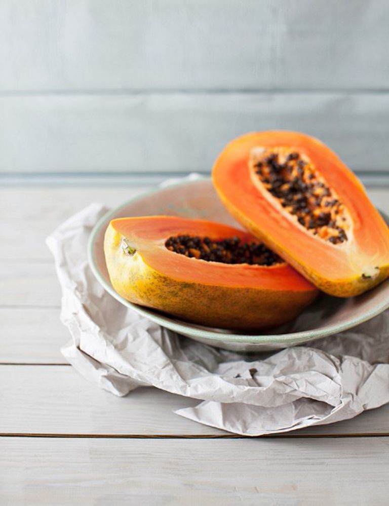 <p>&nbsp;</p><p>Como dice la nutricionista Silvia Riolobos, Downtown Chef, “la papaya es <strong>una de las frutas que más beneficios aporta al aparato digestivo</strong>, ya que contiene una enzima clave en la digestión de las proteínas, la papaína”. “La papaína o papayotina es una enzima con propiedades <strong>parecidas a la pepsina (enzima que forma parte de los jugos gástricos) también parecida a la tripsina</strong> (enzima que forma parte de los jugos pancreáticos)”, explica. “Esto nos da la pista de lo importante que resulta incluir esta fruta tropical de suave sabor en nuestra dieta a la hora de mejorar nuestra digestión”, resalta. De hecho, esta experta afirma que <strong>“esta fruta es indispensable para todas aquellas personas que sufren de colon irritable, úlceras o estreñimiento</strong>”. “También actúa como un anti-ácido en caso RGE (reflujo gastroesofágico) y su fibra ayuda a combatir el estreñimiento”.</p><p>&nbsp;</p>