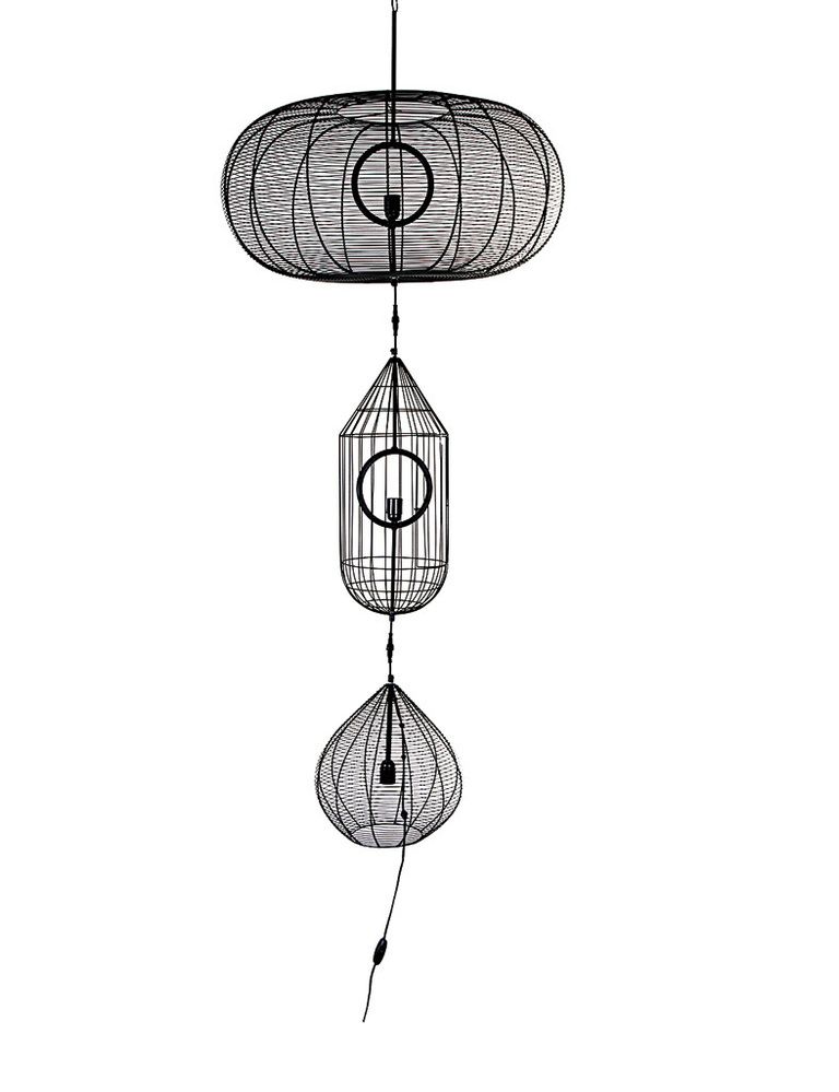 <p> Lámpara <i>Pergola</i> de metal, 170 cm de alto, 829 €, diseño de Jean-Marc Gady para Sia.</p>