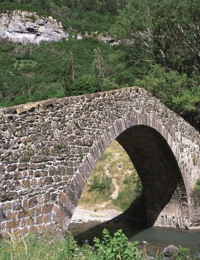 Puente romano sobre el río Aragón.