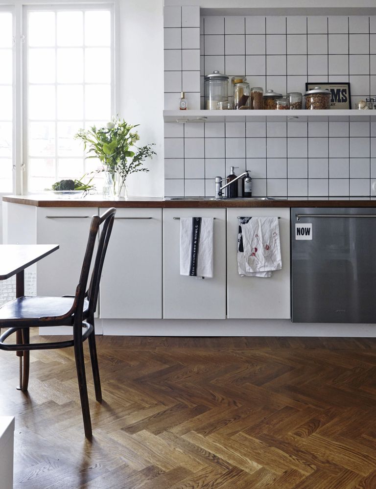 <p>Estética y funcionalidad se aúnan en la cocina. La clave está en la simplicidad del mobiliario, que combina el blanco con el acero.</p>