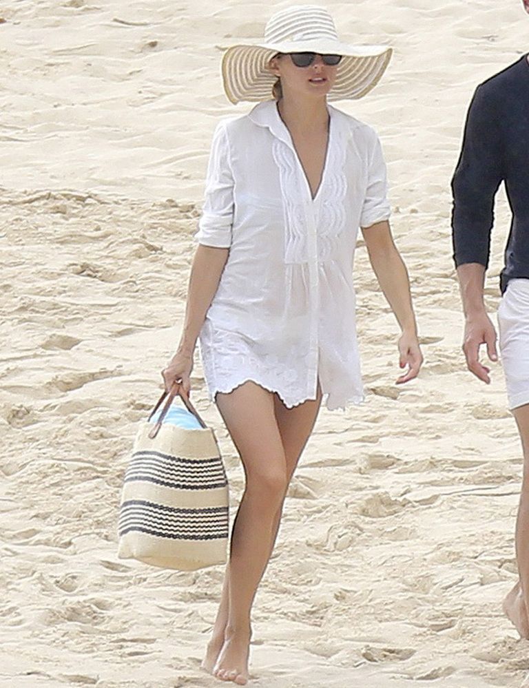 <p>Como no podía ser de otra manera, <strong>Olivia Palermo</strong> es la más estilosa de la playa. Fichamos su vestido blanco camisero, su sombrero XL de rayas y su capacho.</p>