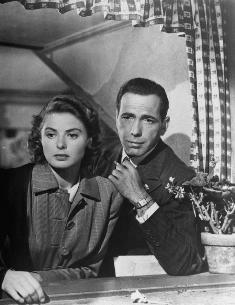 <p>La inolvidable Casablanca ganó el <strong>Oscar a la Mejor Película</strong> por una de las historias de amor, e infidelidad, más inolvidables del cine. <strong>¿Quién no esperó que Bergman y Bogart se fueran juntos en ese avión?</strong> Esta adaptación dirigida por Michael Curtiz, que también se llevó la estatuilla, narra la historia de amor entre R<strong>ick Blaines e Ilsa Lund, quienes al reencontrarse en Casablanca vuelven a sentir el amor</strong> que les unió en París bajo el tema “As times goes by”, sin importar la infidelidad al marido de Ilsa.</p><p>&nbsp;</p>