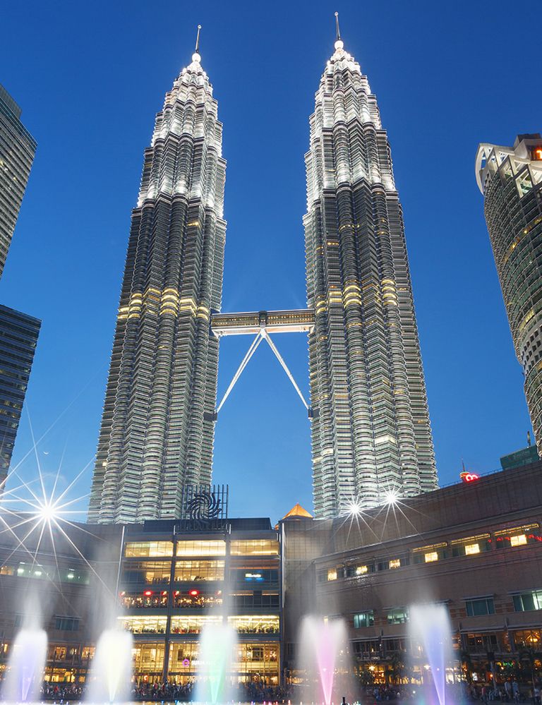 <p>Durante un tiempo, las torres Petronas (Kuala Lumpur, Malasia) fueron las construcciones más altas del mundo, con sus 452 metros y sus 88 pisos, y pueden ser visitadas diariamente por 1.700 personas. Fueron diseñadas por César Pelli y concluidas en 1998. Son conocidas por el puente que une ambas torres, y que hemos visto en películas como 'La trampa'.</p>