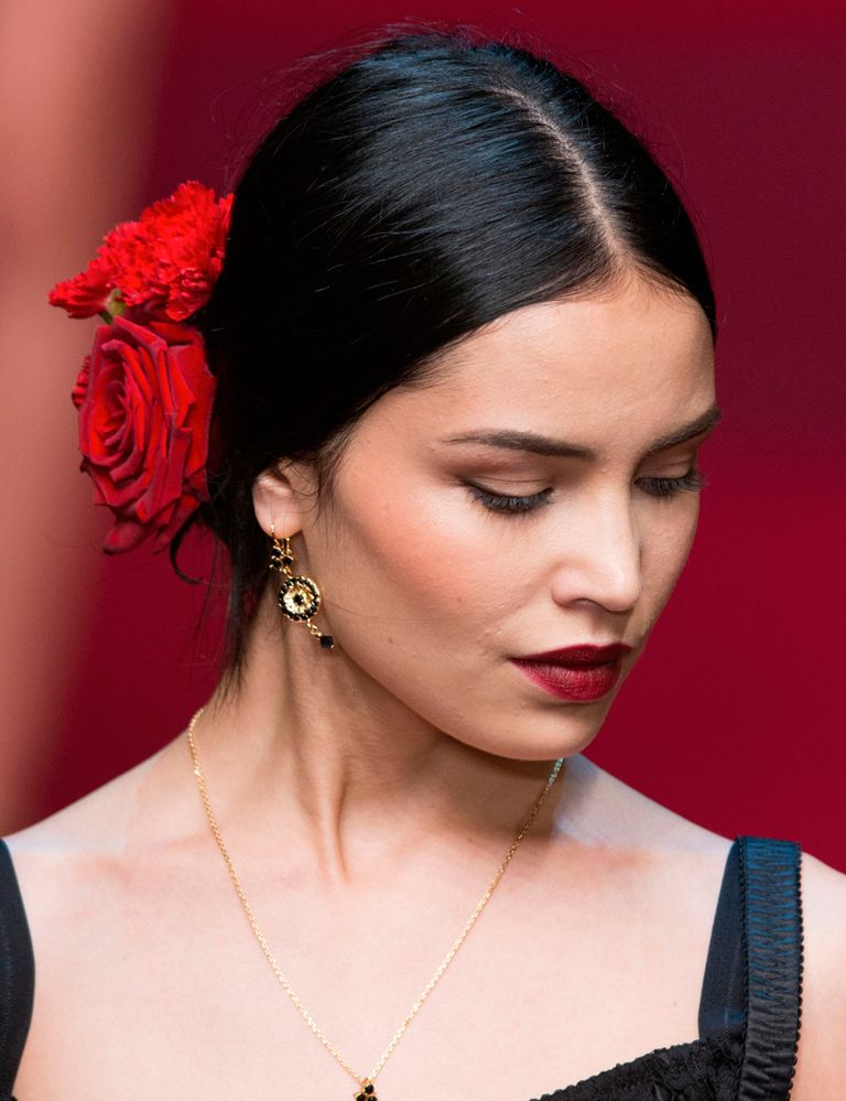 <p>Los aires españoles han invadido el desfile de <strong>Dolce &amp; Gabbana</strong>. El look 'beauty' se compone de labios rojos en los que se mezclan dos tonos de labial, un delineado discreto y un moño bajo decorado con flores rojas. </p>