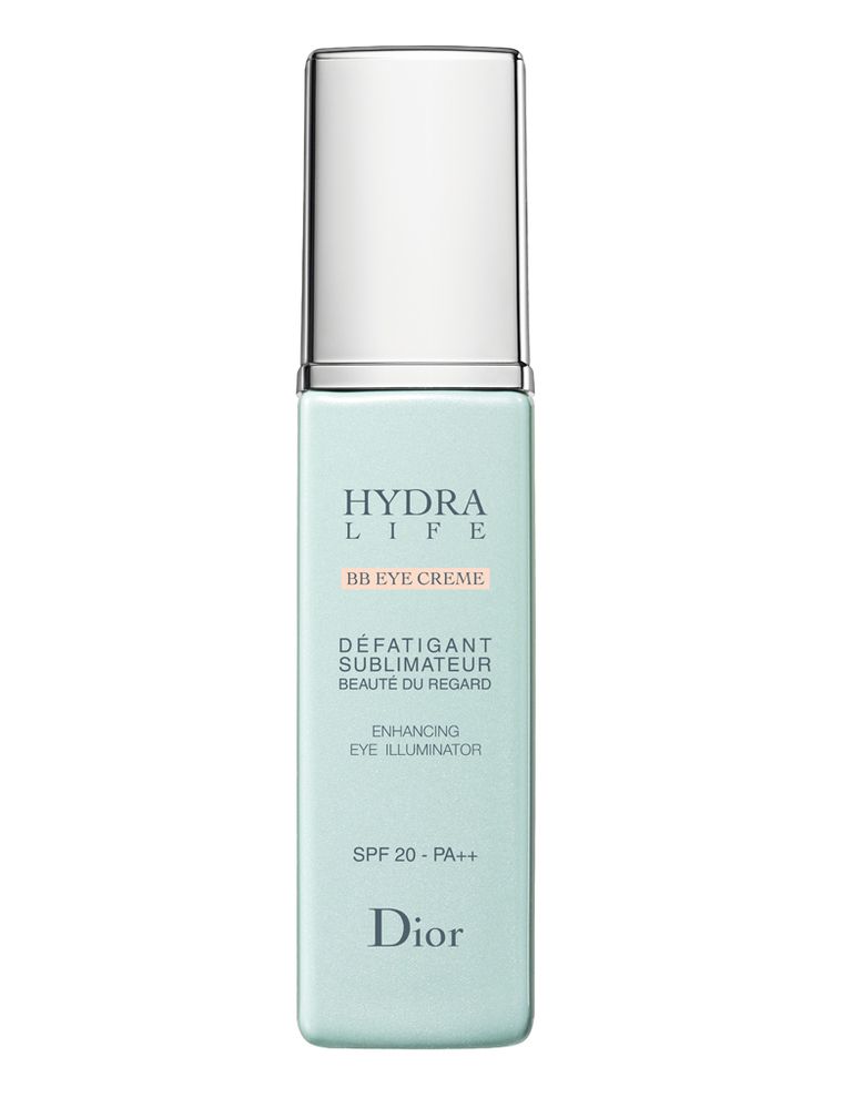 <p>Tras la auténtica fiebre desatada por las 'BB creams', ahora el fenómeno se diversifica con productos como este: una crema BB especial para el contorno de ojos. Se llama 'Hydra Life BB Eye Creme' y es de <strong>Dior</strong>. Promete aportar una belleza instantánea a la zona al mismo tiempo que la trata progresivamente y la protege del sol con un SPF 20.</p>