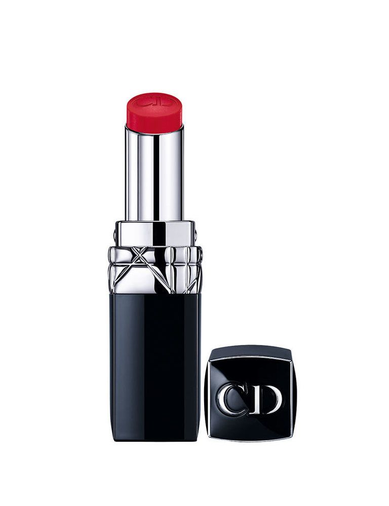 <p>Fichamos la barra de labios en tono rojo intenso de la nueva colección de <strong>Dior Rouge Baume. </strong>Contágiate de la clásica elegancia de este producto 'beauty' y presume de la mejor de las sonrisas...</p>