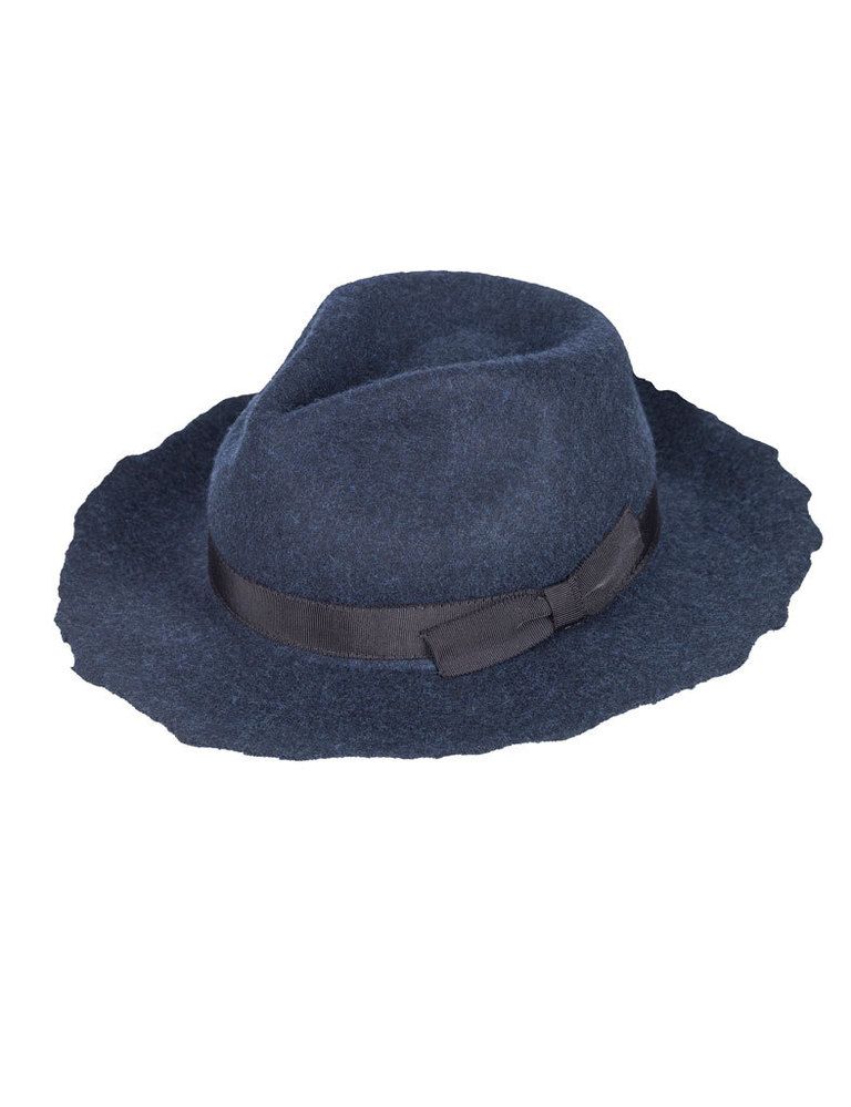 <p>En color azul intenso, sombrero de fieltro con borde irregular y detalle de cinta, de <strong>Zara</strong>.</p>