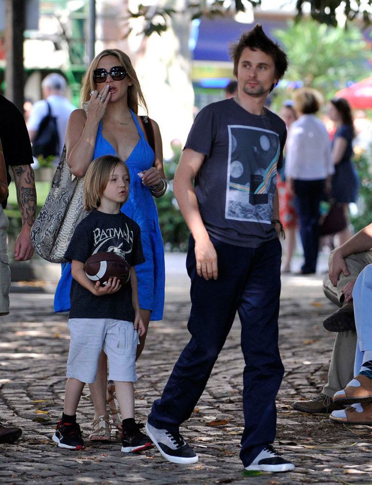 <p>La pareja con el hijo de la actriz por un parque de Buenos Aires. El estruendo del 'rock n roll' impregna hasta sus prendas más veraniegas.</p>