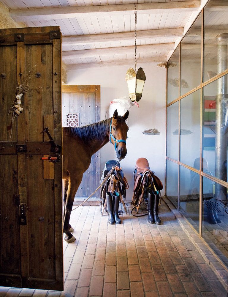 <p>El caballo Mariscal Ney se asoma a la entrada, con una lámpara de artesanía portuguesa. En la pared, toro blanco de Javier Requejo jr.</p>