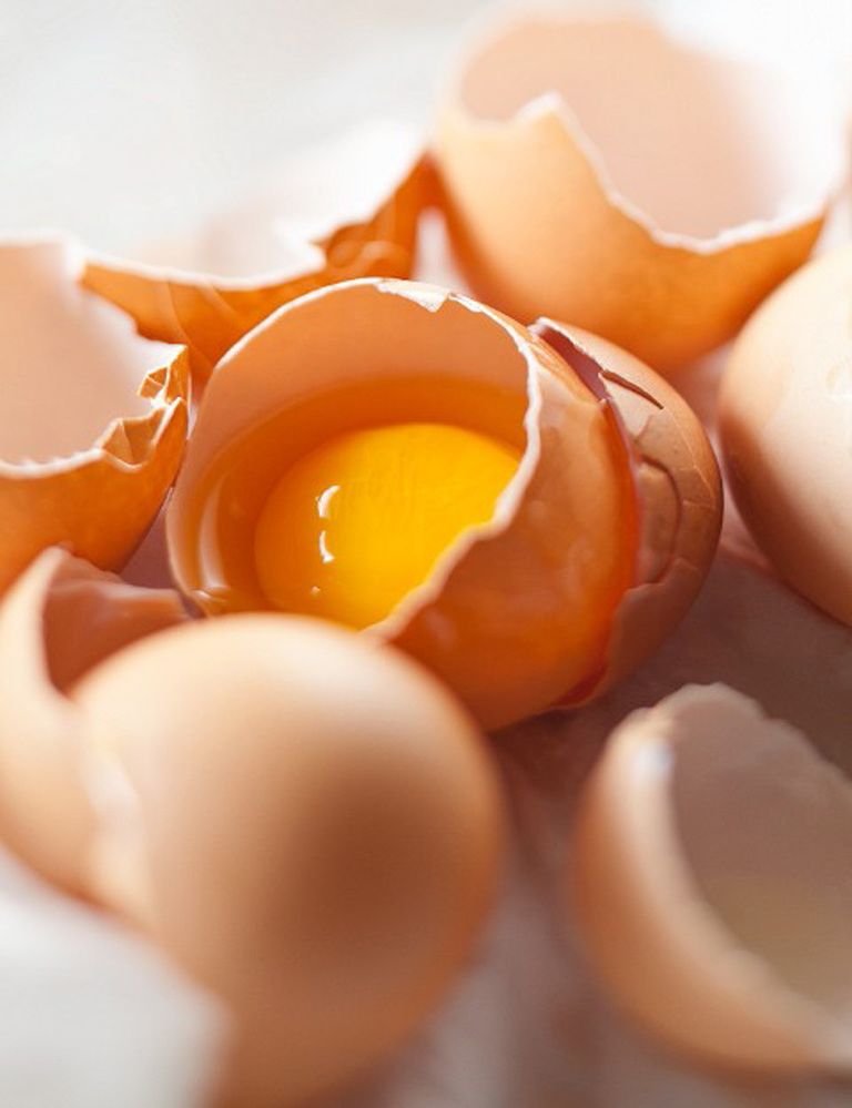 <p>&nbsp;La yema es la tercera parte del huevo y la porción de color amarillo. <strong>Se compone principalmente de grasas, proteínas, vitaminas y minerales</strong>. Su intensidad de color dependerá del alimento (granos y alfalfa) que consume la gallina. Una yema contiene unas 60 calorías y aporta grasas saludables. <strong>La clara, de textura viscosa y transparente, está formada en un 90% de agua</strong>, el resto lo constituyen las proteínas (ovoalbúmina, la más abundante) y vitaminas. La clara es el único alimento que aporta proteínas sin grasa: 17 calorías y 7 gramos de proteína de alto valor biológioco. <strong>Psst. Si estás a dieta o quieres ganar masa muscular</strong> sin grasa, puedes hacerte tortillas de claras sin yema.&nbsp;</p><p>&nbsp;</p>