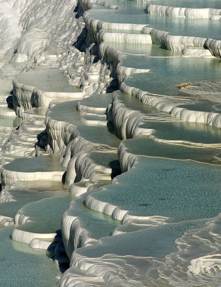 <p>Los llaman los 'castillos de algodón' y se encuentran en el valle del río Menderes, en la provincia turca de Denizli. Se trata de unas cascadas petrificadas que forman unas piscinas naturales con una temperatura media de 35 grados, que además de ser un impresionante atractivo turístico, son uno de los mayores centros termales de Turquía.</p>