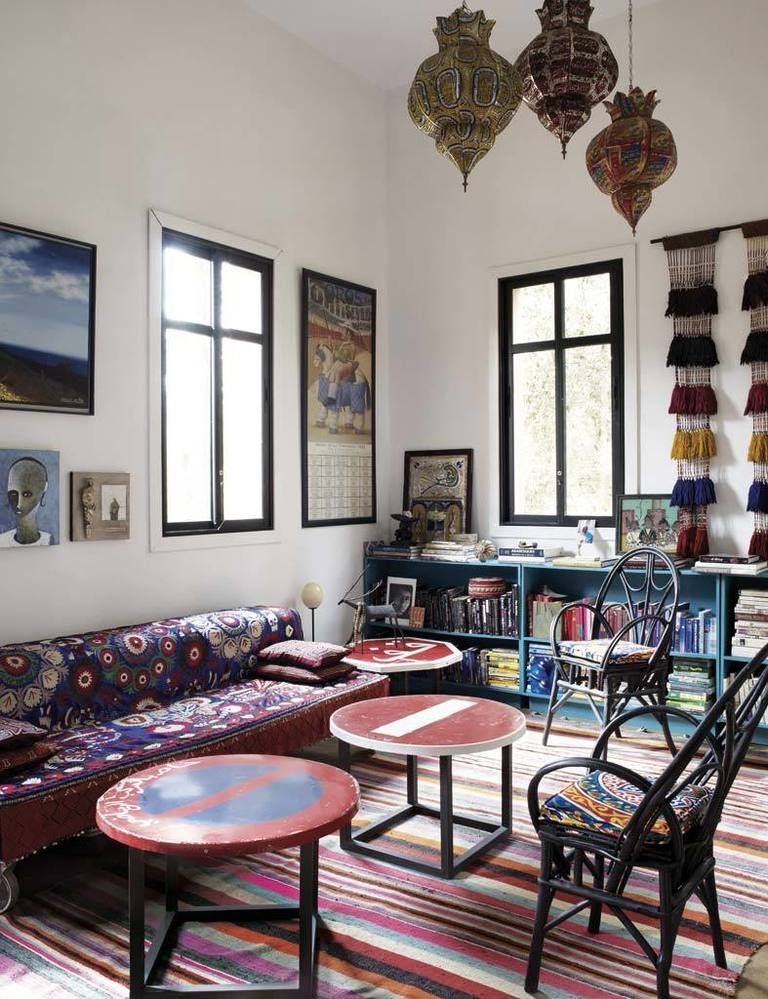 <p>Un sofá de los años 60, cubierto con un florido suzani de Kirguizistán, se mezcla con unas llamativas mesas hechas con señales de tráfico de Marruecos y una manta vintage de lana, que se utiliza como alfombra. ¡Viva el “mixtizaje”!</p>
