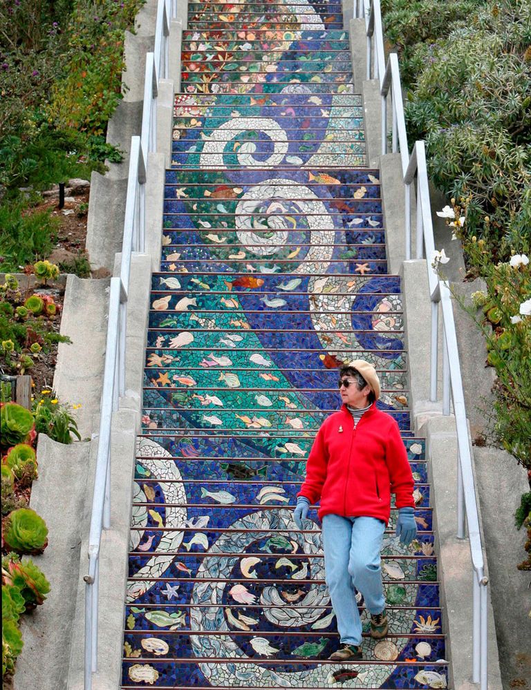 <p>No puedes dejar de visitar este lugar, desconocido para muchos turistas. Estas escaleras decoradas con mosaicos dan acceso a una vista increíble sobre la ciudad y la bahía.</p>