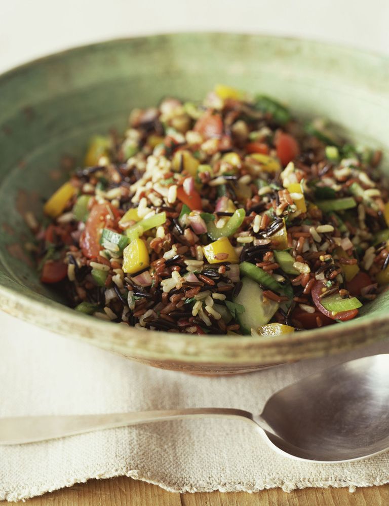 <p>Esta <strong>coach, experta en nutrición y nutrición para el deporte</strong>, nos propone una ensalada de arroz salvaje. <strong>Ingredientes.</strong> 2 tazas de arroz salvaje, 1 pimiento amarillo, 1 pimiento naranja, 1 pimiento rojo, &nbsp;1 manojo de apio, 1 lata de garbanzos, 1 cebolla roja, ½ de ajo machacado, ¼ taza de aceite de oliva virgen extra, 3 cucharadas de salsa de soja ecológica o, aún mejor, &nbsp;tamari, zumo de 5 limones, sal marina. <strong>Preparación.</strong> Cocer el arroz salvaje en cuatro tazas de agua. Mientras el arroz se cocina, picar finamente en cuadros los pimientos, el apio y la cebolla. Mezclar el zumo de los limones, el aceite de oliva, el ajo machacado, la salsa de tamari o soja ecológica y la sal en un bol. Cuando se haga el arroz, mezclarlo con las verduras, los garbanzos y el aderezo preparado antes. <strong>Propiedades.</strong> “En España la gente tiene una dieta hiperproteica, con consecuencias como el colesterol alto, mal aliento, estreñimiento y acidificación del cuerpo”, dice Larrea. <strong>“Los hidratos de carbono complejos como el arroz salvaje nos proporciona vitaminas y fibra</strong>, que ayuda a la salud gastrointestinal; las legumbres nos proporcionan proteínas vegetales junto con grandes cantidades de minerales y fibra”. “El aceite de oliva virgen extra nos proporciona ácidos grasos esenciales, vitamina E y otros antioxidantes”, añade. <strong>“Esta cena es una comida completa, equilibrada, con los tres macronutrientes,</strong> por lo que potencia la longevidad y la salud a largo plazo”, concluye.</p><p>&nbsp;</p>