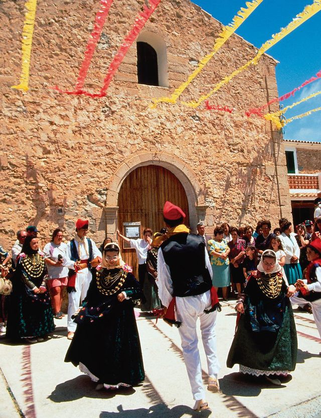 Bailes típicos ante la iglesia de Sant Ferrán.