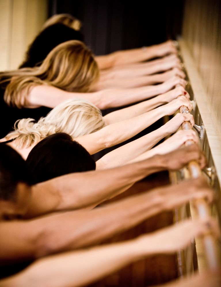 <p>Lo denominan <strong>gimnasia del bienestar y es un método creado por Carolina de Pedro</strong> Pascual a partir de su experiencia como bailarina, profesora de ballet, danza moderna y barre á terre. Apto para todas las edades y estados de forma física, Body Ballet reúne muchos de los <strong>ejercicios y movimientos utilizados por bailarines</strong> y ex-bailarines en su entrenamiento cotidiano. <strong>Beneficios</strong>. Con esta disciplina se trabaja el cuerpo, se ejercita la atención de la mente, se mejora la alineación y la postura. <strong>Perderás peso, tonificarás tu musculatura</strong> de forma natural y cambiarás tu cuerpo. Además, esta actividad te permitirá desarrollar tu capacidad de expresión a través del cuerpo, la elegancia y la sensibilidad musical. <a href="http://www.bodyballet.es/" target="_blank">bodyballet.es</a>&nbsp;</p><p>&nbsp;</p>