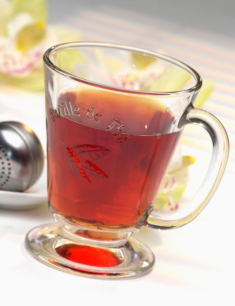 <p>Los chinos lo llaman <strong>Pu Erh, una variedad de té</strong> que solo crece en la provincia de Yunnan, la región de la eterna primavera. Se elabora a partir del té verde húmedo, fermentado (entre 2 y 60 años) en barricas y que le da su característico color rojizo y sabor terroso. Este <strong>&quot;té del Emperador&quot;</strong>, llamado así porque originariamente se reservaba solo para los altos mandatarios chinos, es muy utilizado hoy en día en algunas <strong>dietas por sus cualidades quemagrasas</strong>. Además, regula los niveles de colesterol y el ácido úrico, mejora la digestión, la circulación y la tensión. <strong>Infusión anticelulítica</strong>. Mezcla en un bote té rojo, centella asiática, arándano, castaño de Indias, hinojo y abedul, y tendrás un auténtica &nbsp;pócima para combatir la celulitis. &nbsp;&nbsp;</p><p>&nbsp;</p>