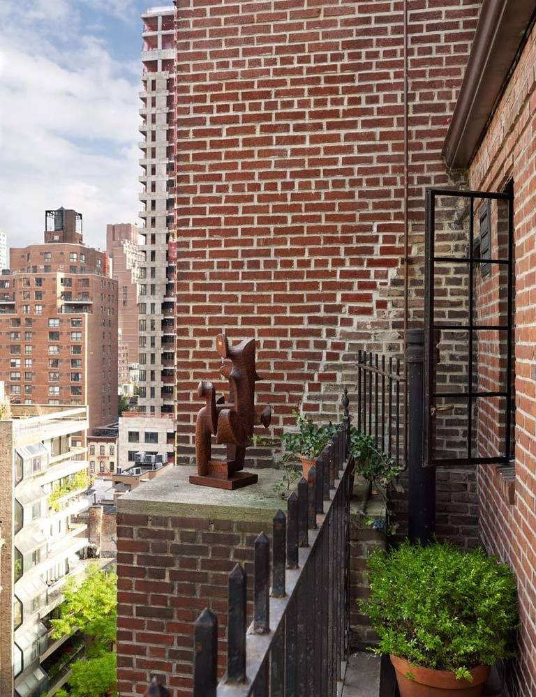 <p>Desde el balcón pueden contemplarse las grandes torres de vidrio del centro de Manhattan. Esta zona da al apartamento una sensación de espacio adicional. Sobre la repisa, una escultura cubista del artista Mario dal Fabbro, en Galería Maison Gerard, aporta un plus de estética.</p><p>&nbsp;</p>