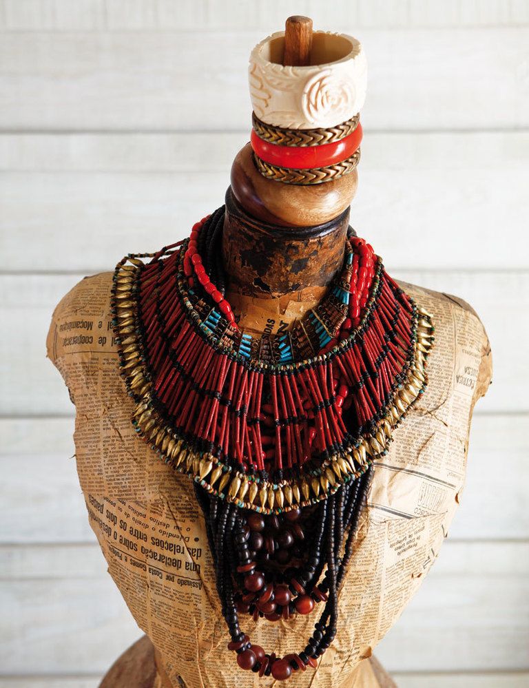 <p>Maniquí con collares africanos en Loja do Museu do Arroz. </p>