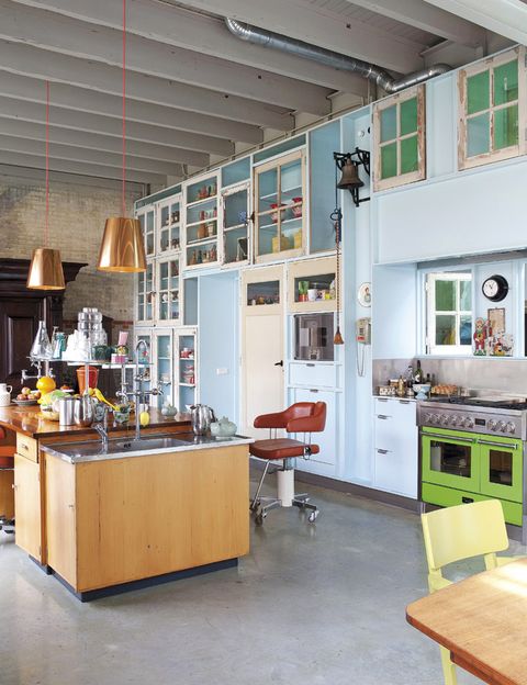 <p>El de los  armarios de la cocina, de Piet Hein Eek. Sobre  la isla, una mesa de laboratorio reciclada y lámparas de Ikea. Silla recuperada de  un antiguo hospital.</p>