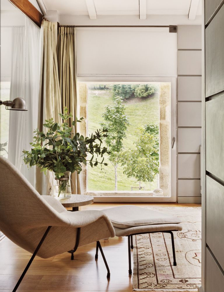 <p>Desde la habitación, una gran ventana ofrece preciosas vistas sobre el valle.</p>