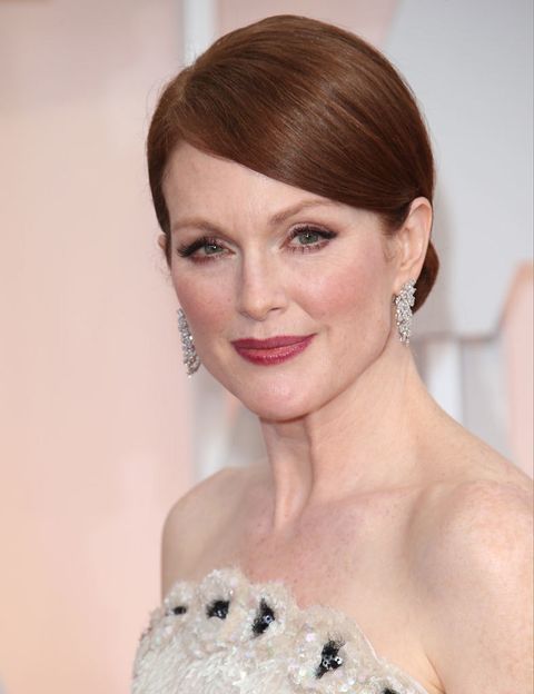 <p> O nome de <strong> Julianne Moore </strong> é o resultado do som fonético produzido ao juntar os dois primeiros nomes e colocá-los antes do sobrenome do pai. & nbsp; </p>