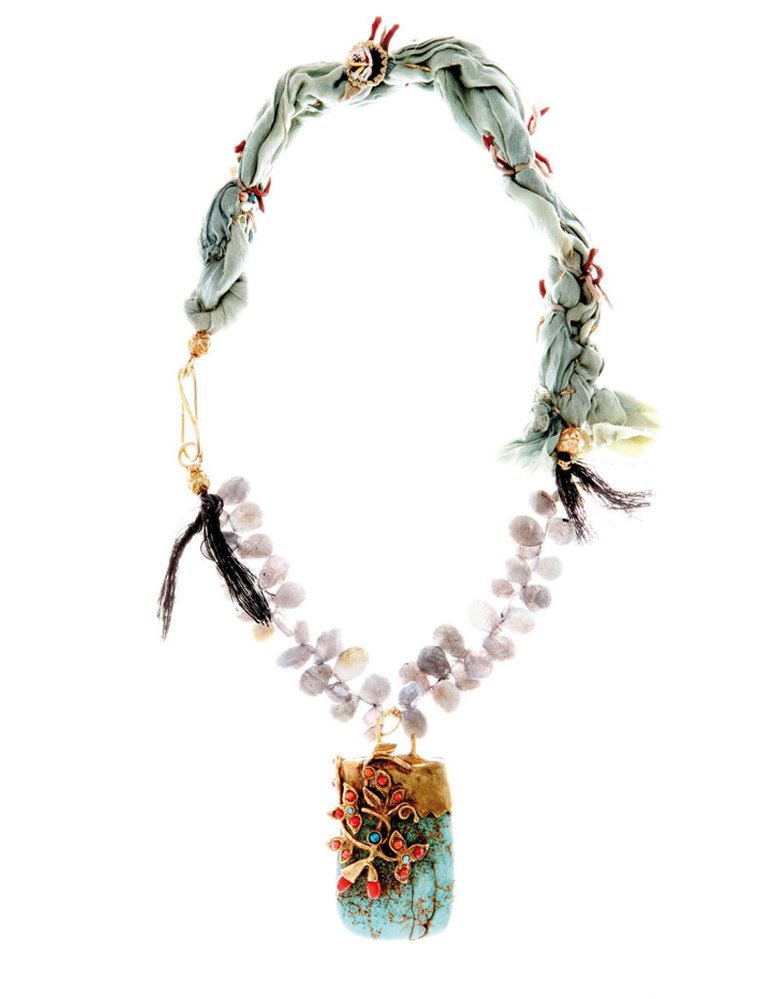 <p>Collar con turquesa y seda natural, de <strong>Verdeagua Alhajas</strong> (350 €).</p>