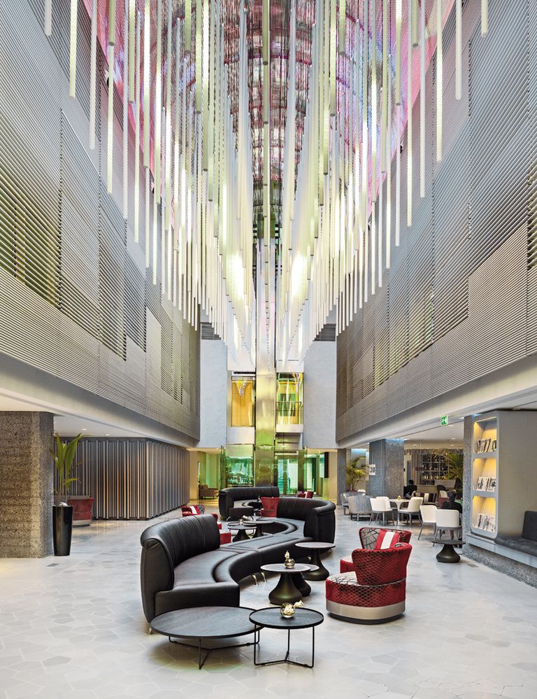 <p>Con una impresionante bóveda de 300 m2, el lobby del hotel cuenta con pantalla multimedia.</p>