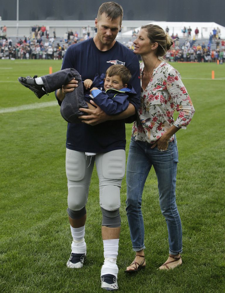 <p>A sus 36 años ha formado una familia junto a&nbsp;su pareja, el jugador de fútbol americano Tom Brady. Son padres de dos hijos, Benjamin de seis años y la pequeña Vivian de tres.&nbsp;</p>