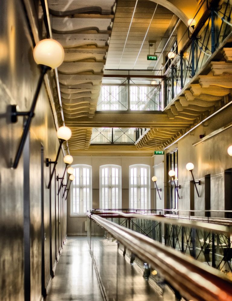 <p>El hotel Långholmen eligió la vieja prisión del centro de Estocolmo para diseñar un alojamiento que no te dejará indiferente. Sus celdas (a partir de 128 euros) son muy cómodas, y merece la pena probar el brunch de los domingos (29 euros).</p><p>No dudes en realizar una visita guiada a su museo, aunque quizá lo que te va a cautivar es su experiencia Los Prisioneros (95 euros). Vas a pasar una jornada entera bajo sospecha, pues sufrirás un juicio en el que es más que probable que salgas con una pena de cadena perpetua. Como reo, te aliarás con algún grupo de maleantes para conseguir vencer en este juego. Después, tendrás que comparecer de nuevo ante el jurado y ganarte la oportunidad de tener libertad bajo fianza. La aventura finaliza con una cena, por supuesto vestido de rayas, con el resto de participantes.</p><p><a href="http://langholmen.com" target="_blank">Långholmen.</a> Långholmsmuren, 20. Estocolmo (Suecia). Tél. 46 87 20 85 00.&nbsp;</p>